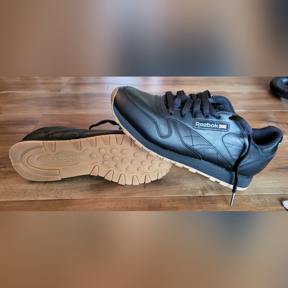 Women's Reebok 9.5- Black runner, tan sole